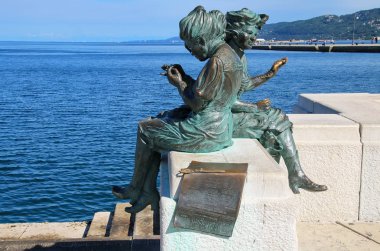 Trieste, İtalya - 21 Haziran: Le Sartine heykele waterfront o