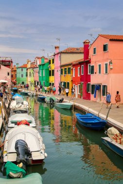 Burano, İtalya - 22 Haziran: Renkli evler kanal 22 Haziran, 20