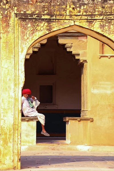AMBER, INDIA - NOVEMBER 13: Unidentified man sits in the fourth — Stock Photo, Image