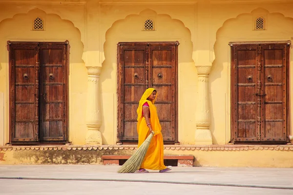 AMBER, INDIA - NOVEMBER 14: Unidentified woman sweeps in the sec — Stock Photo, Image