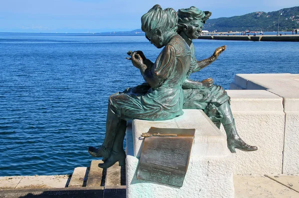 Trieste, Italië - 21 juni: Le Sartine standbeeld op de waterkant-o — Stockfoto