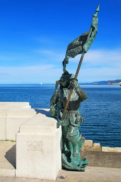 Trieste, Olaszország - június 21.: Szobra egy katona, zászló, a w — Stock Fotó