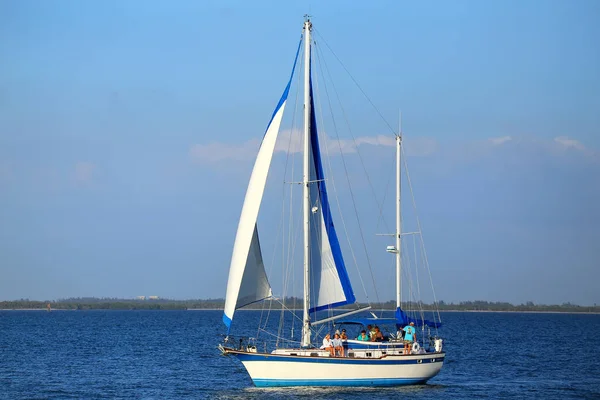 Florida, Usa - 4 maart: Boot zeilen nabij Sanibel island op Marc — Stockfoto