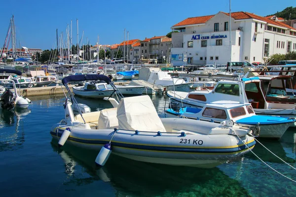 Korcula, Kroatien - 3. Juni 2015: Boote in der Marina am 3. Juni 2015 i — Stockfoto