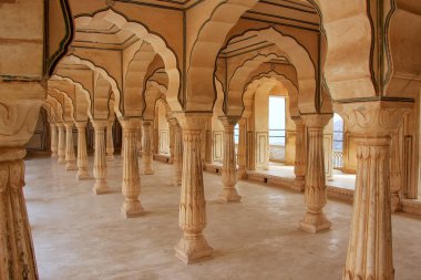 Amber Fort yakınındaki Jaipur, Rajasthan, Indi Sattais Katcheri salonunda