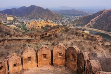 Amber Fort ve Rajasthan, Ind kalede Jaigarh Savunma duvarları