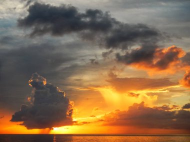 Taveuni üzerinde Somosomo Boğazı üzerinde yağmur ile renkli fırtına bulutları 