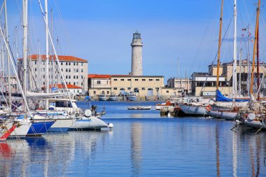 Tekne marina ve deniz feneri Trieste, İtalya