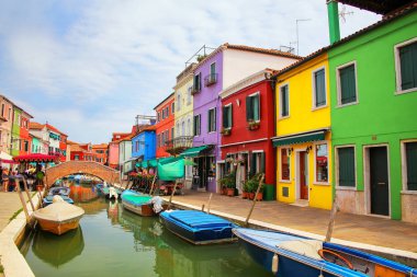 Kanalda Burano, Venedik, İtalya tarafından renkli evleri.