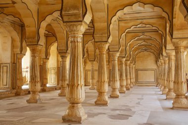 Amber Fort yakınındaki Jaipur, Rajasthan, Indi Sattais Katcheri salonunda