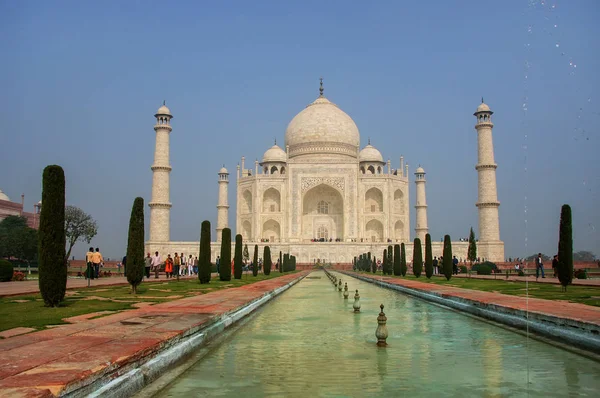 Taj Mahal with reflecting pool in Agra, Uttar Pradesh, India — Stock Photo, Image