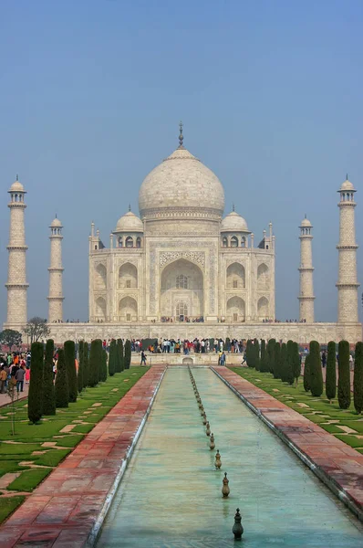 Taj Mahal with reflecting pool in Agra, Uttar Pradesh, India — Stock Photo, Image