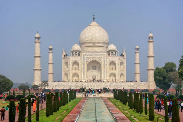 Taj Mahal con piscina reflectante en Agra, Uttar Pradesh, India —  Fotos de Stock