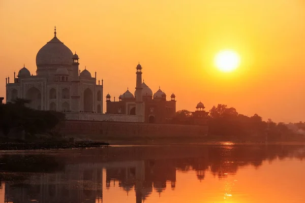 Taj Mahal återspeglas i Yamuna river vid solnedgången i Agra, Indien — Stockfoto