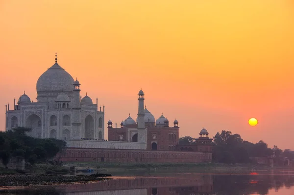 Taj Mahal reflejado en el río Yamuna al atardecer en Agra, India —  Fotos de Stock