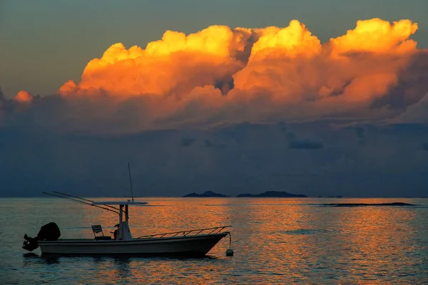 Silueta de barco de pesca al atardecer en la isla de Taveuni, Fiyi —  Fotos de Stock