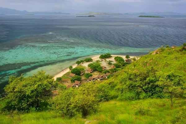 Costa de la Isla Kanawa en el Mar de Flores, Nusa Tenggara, Indones — Foto de Stock