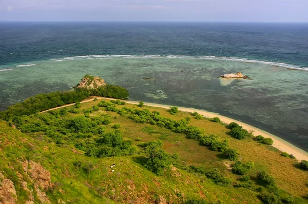 Linia brzegowa wyspy Kanawa w morzu Flores, Nusa Tenggara, Indones — Zdjęcie stockowe