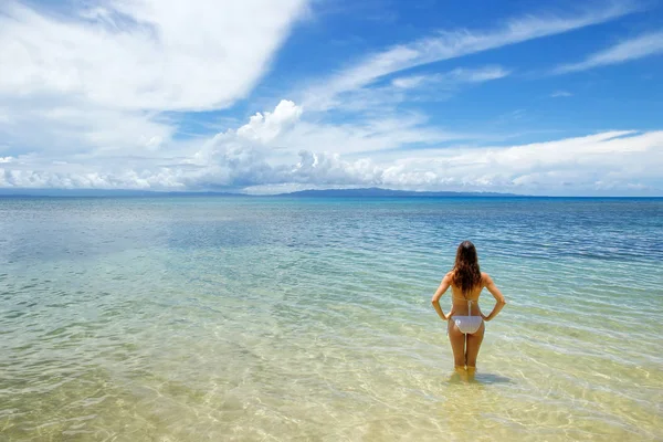 Junge Frau im Bikini steht im klaren Wasser auf der Insel Taveuni, — Stockfoto