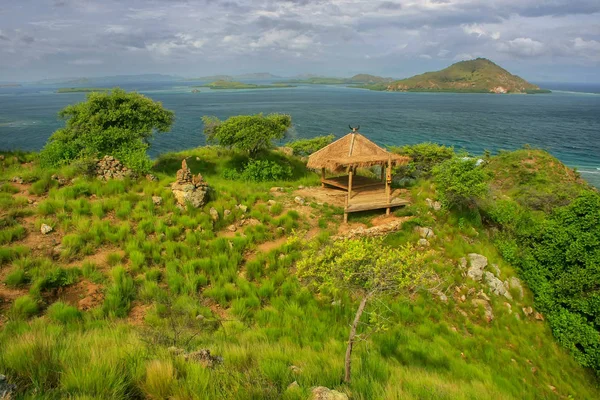 Mały domek na wzgórzu Kanawa wyspa Flores morza, Nusa Tenggar — Zdjęcie stockowe