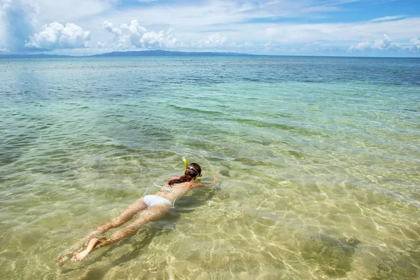 Młoda kobieta z rurką w czystej wodzie na Taveuni Island, Fidżi — Zdjęcie stockowe