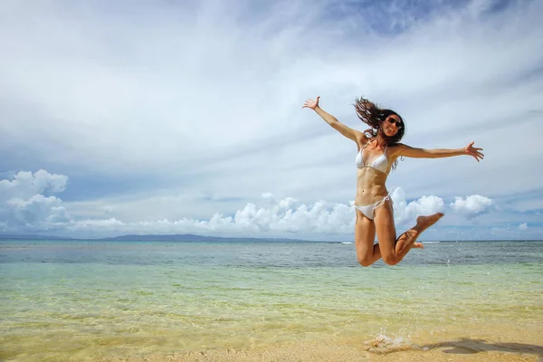 Genç kadın plajda Taveuni Island, Fiji üzerinde atlama — Stok fotoğraf