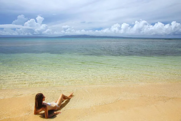 Jovem mulher de biquíni deitada na praia na Ilha Taveuni, Fiji — Fotografia de Stock