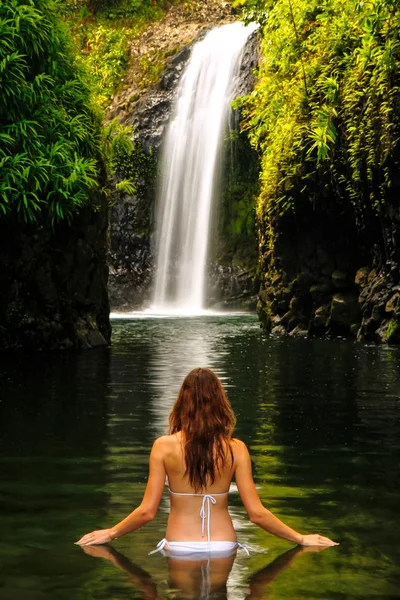 Jonge vrouw in bikini staat bij Wainibau waterval op Taveuni — Stockfoto