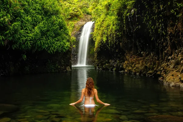 Jonge vrouw in bikini staat bij Wainibau waterval op Taveuni — Stockfoto