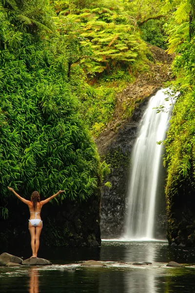 Jeune femme en bikini debout à la cascade Wainibau sur Taveuni — Photo