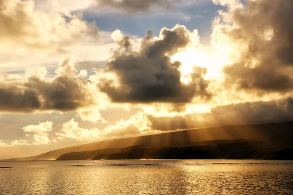 Coucher de soleil avec des rayons dans le village de Lavena sur l'île de Taveuni, Fidji — Photo