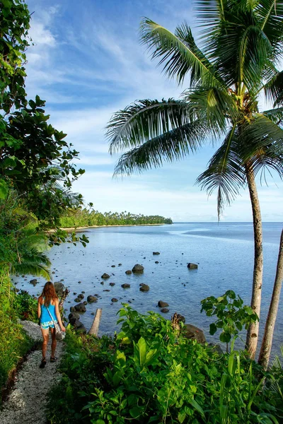 Jonge vrouw wandelen Lavena ribben lopen op Taveuni Island, Fiji — Stockfoto