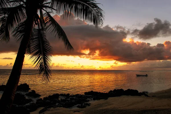 Nascer do sol colorido na praia na aldeia de Lavena em Taveuni Isla — Fotografia de Stock