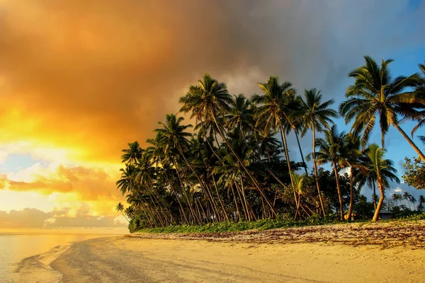 Lever de soleil coloré sur la plage dans le village de Lavena à Taveuni Isla — Photo