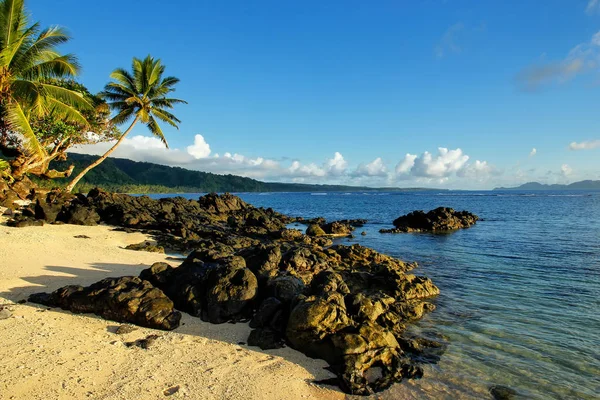 Côte du village de Lavena sur l'île de Taveuni, Fidji — Photo