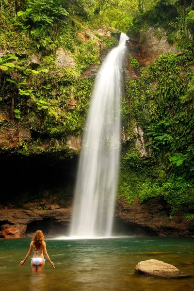 Jovem mulher de biquíni em pé perto de Lower Tavoro Cachoeiras em Bou — Fotografia de Stock