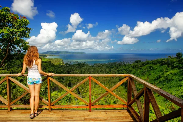 Jeune femme debout au point de vue du patrimoine national de Bouma — Photo