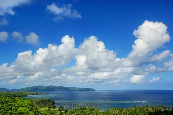 Vista do Parque Nacional do Patrimônio Bouma e do estreito de Somosomo na Tave — Fotografia de Stock