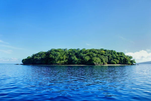Klein eiland voor de kust van Taveuni, Fiji — Stockfoto