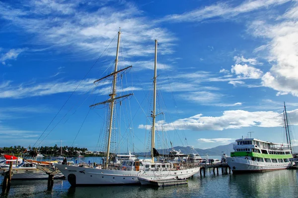 Boote ankern im Hafen von Denarau, Viti Levu, Fidschi — Stockfoto