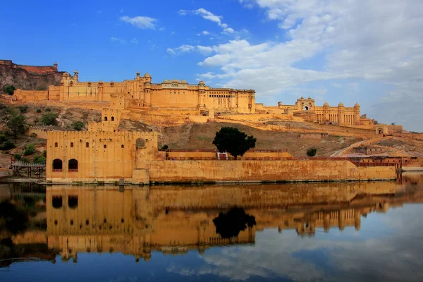 Ambra Fort riflessa nel lago Maota vicino a Jaipur, Rajasthan, India — Foto Stock