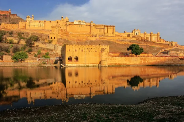 Fuerte Amber reflejado en el lago Maota cerca de Jaipur, Rajastán, India —  Fotos de Stock