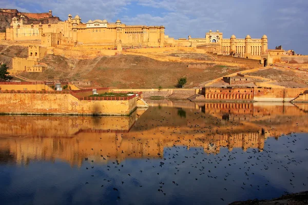 Bernstein-Festung spiegelt sich in Maota Lake in der Nähe von Jaipur, Rajasthan, Indien — Stockfoto