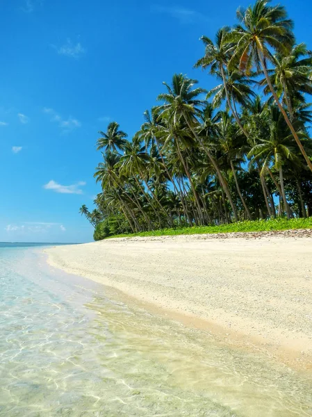 Песчаный пляж в деревне Лавена на острове Тавуни, Фиджи — стоковое фото