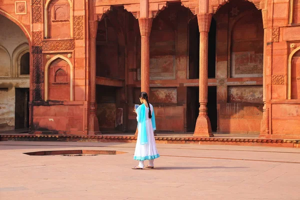 Chica india de pie en el patio de Jahangiri Mahal en Agra — Foto de Stock
