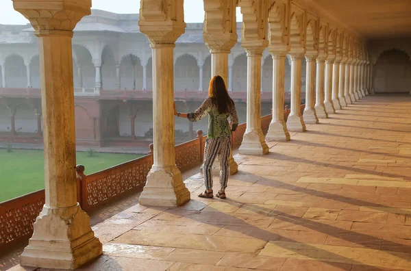 Jeune femme debout dans la passerelle de colonnade menant à Diwan-i-Kh — Photo