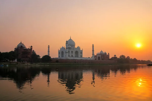 Taj mahal spiegelt sich im Yamuna Fluss bei Sonnenuntergang in der agra, Indien — Stockfoto