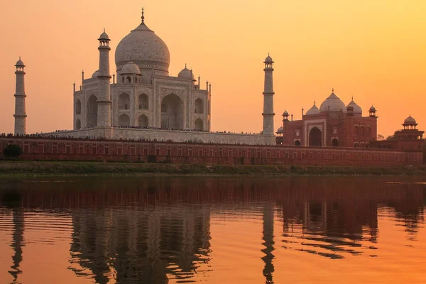 Taj Mahal reflejado en el río Yamuna al atardecer en Agra, India —  Fotos de Stock