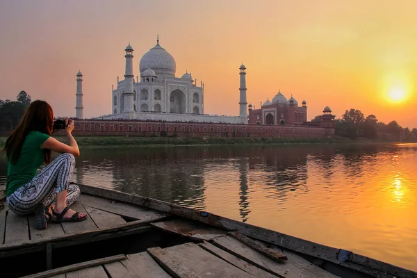Woman watching sunset over Taj Mahal from a boat, Agra, India — Stock Photo, Image