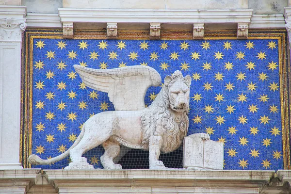 Socha okřídlený lev na věž s hodinami na Piazza di San Marco — Stock fotografie